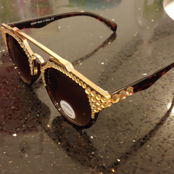 Sunglasses - Picture 3 of 4